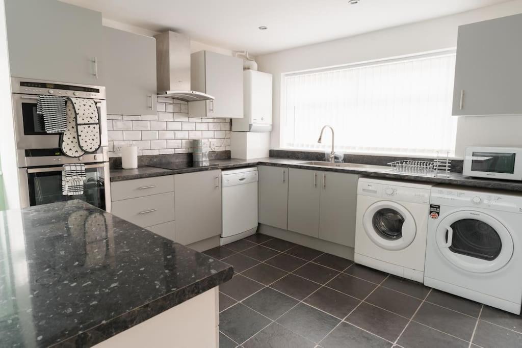 Prenton House, 3Br Close To Liverpool Birkenhead Exterior photo