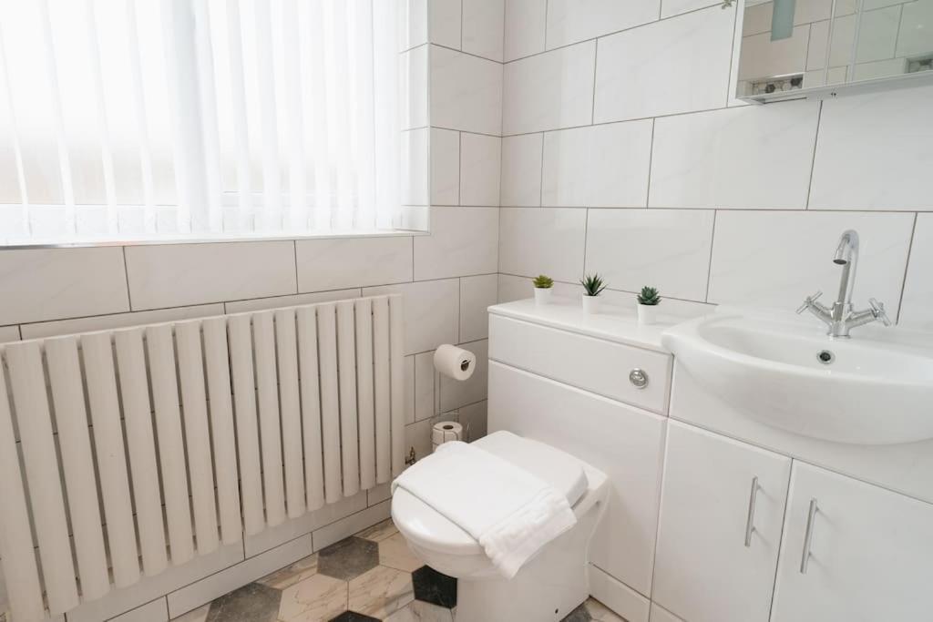Prenton House, 3Br Close To Liverpool Birkenhead Exterior photo